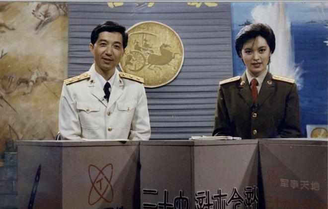 央视军事节目主持人视频,展现军事魅力与专业素养,央视军事节目主持人展现军事魅力与专业风采的视频报道