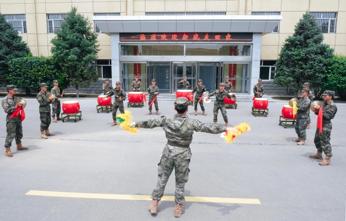 新兵下连老兵过年,传承与融合的军营年味,军营年味,传承与融合——新兵下连老兵过年