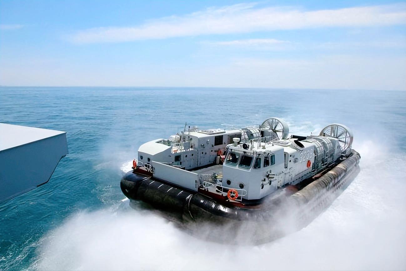 小型军用气垫船，未来战争中的新星，未来战争新星，小型军用气垫船亮相战场