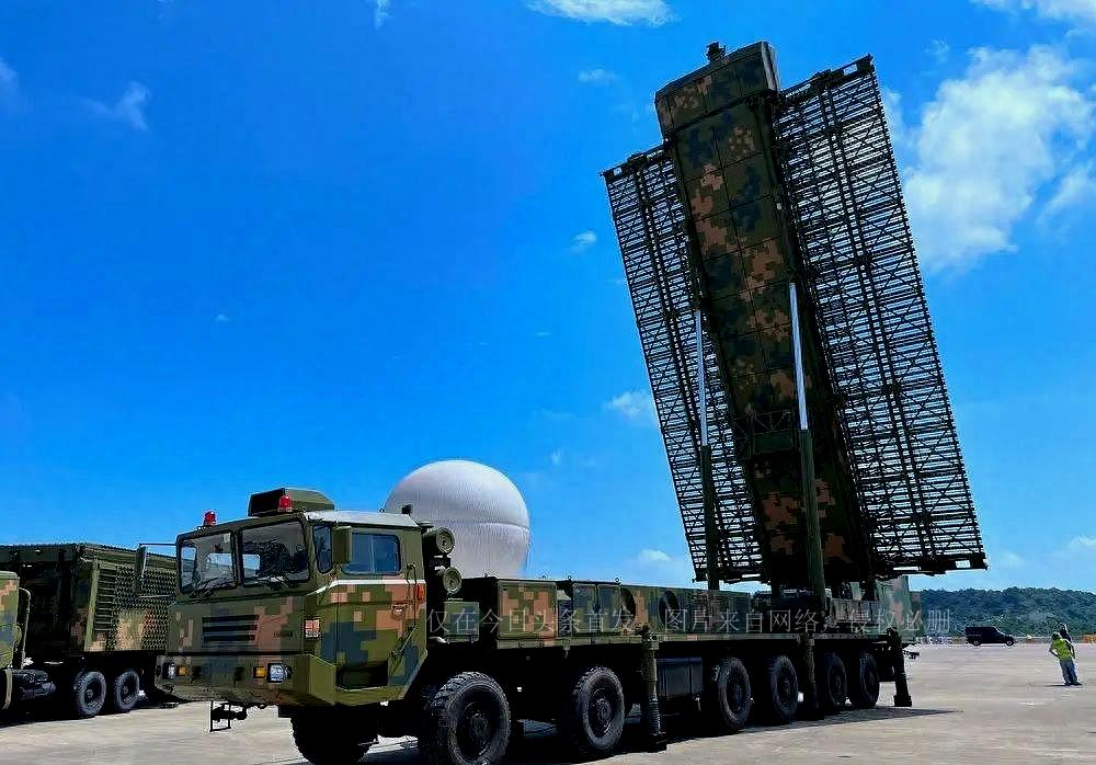 东风导弹家族的新成员,东风-21D导弹车的长度揭秘,东风导弹家族新成员揭秘,东风-21D导弹车长度曝光