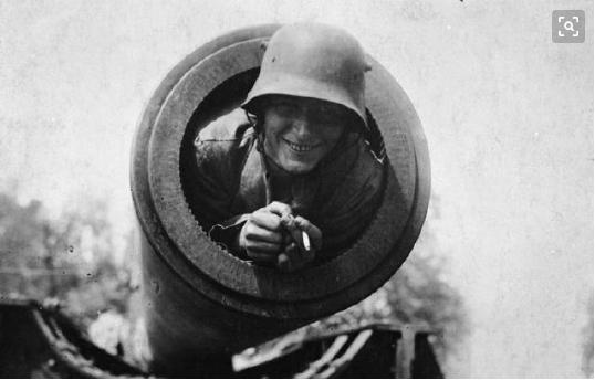 古斯塔夫巨炮开炮瞬间,历史与力量的完美结合,古斯塔夫巨炮震撼开炮瞬间,历史与力量的完美交融