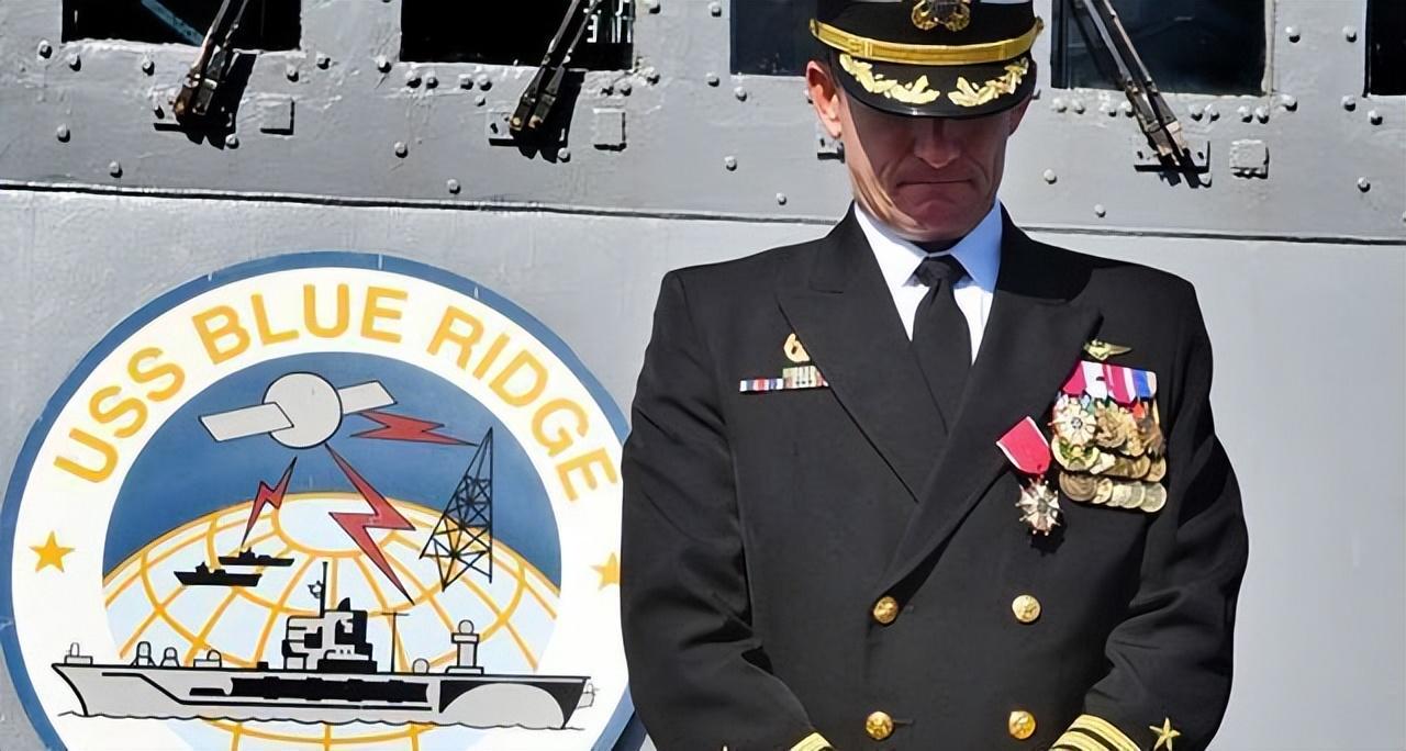 航空母舰舰长，职责与地位的深度解析，航空母舰舰长的职责与地位深度剖析