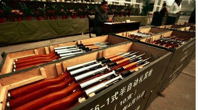 军刀礼与指挥刀,刀剑之间的荣耀与责任,军刀与指挥刀,荣耀与责任的交织