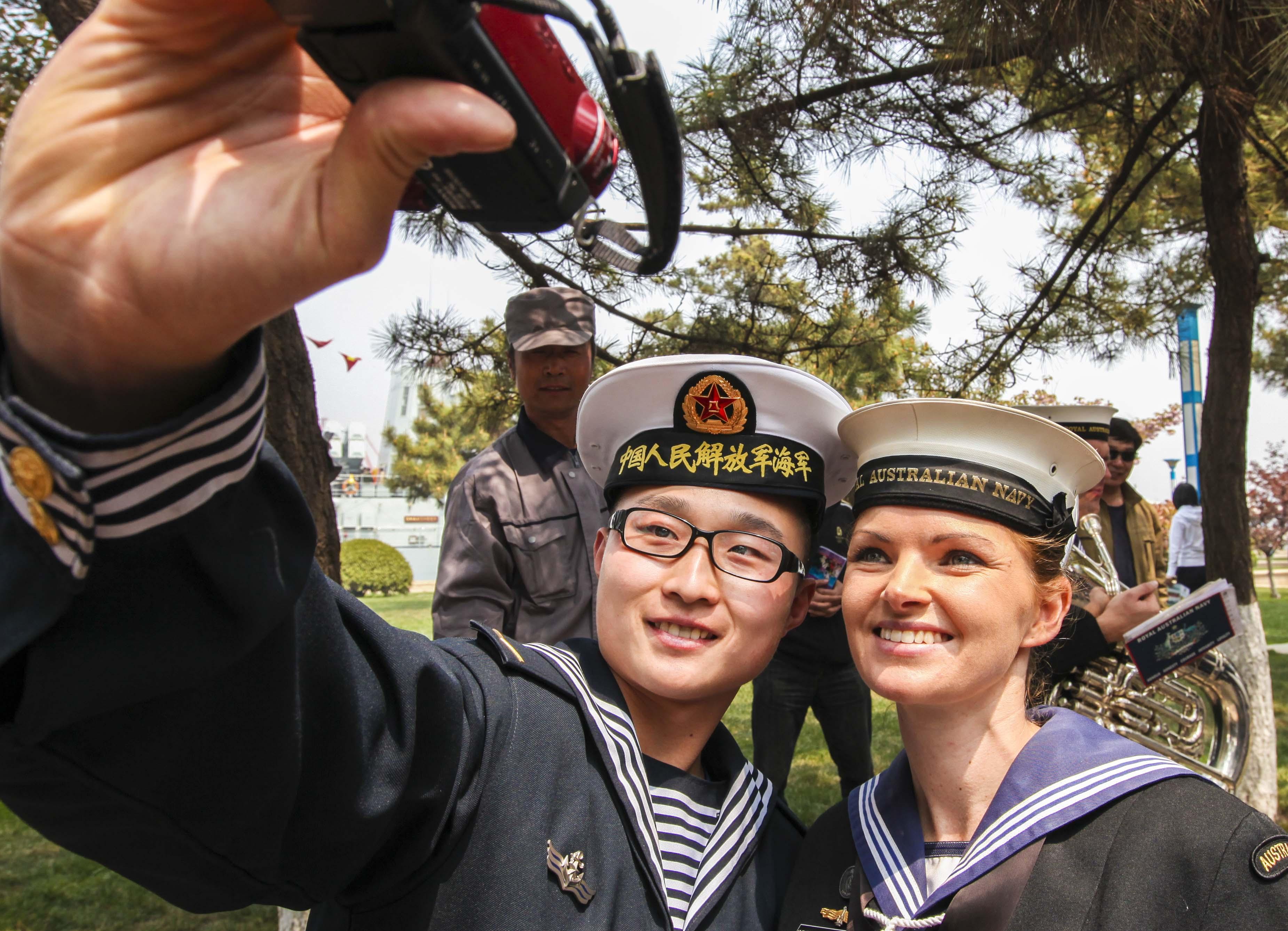人民海军辉煌七十年,驱逐舰接受检阅的壮丽篇章,人民海军辉煌七十年,驱逐舰检阅壮丽篇章