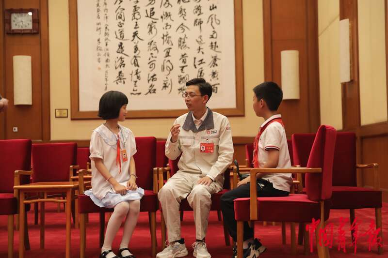 丁晓兵接受中国青年记者采访,铁血军人的忠诚与担当,丁晓兵展现铁血军人的忠诚与担当,接受中国青年记者独家采访