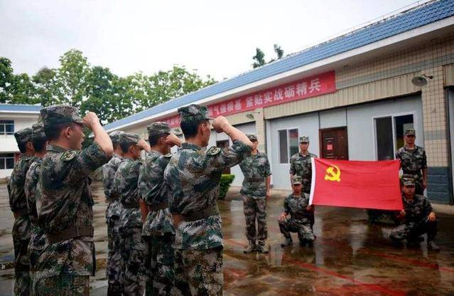 战区下面还有军区吗?——关于战区与军区关系的探讨,关于战区与军区关系的深度探讨,战区之下是否仍有军区存在?