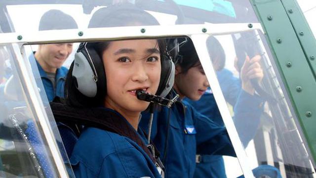 中国陆军首批女飞行学员毕业,突破蓝天壁垒,展翅翱翔梦想,中国陆军首批女飞行学员毕业,突破蓝天壁垒,翱翔梦想启航