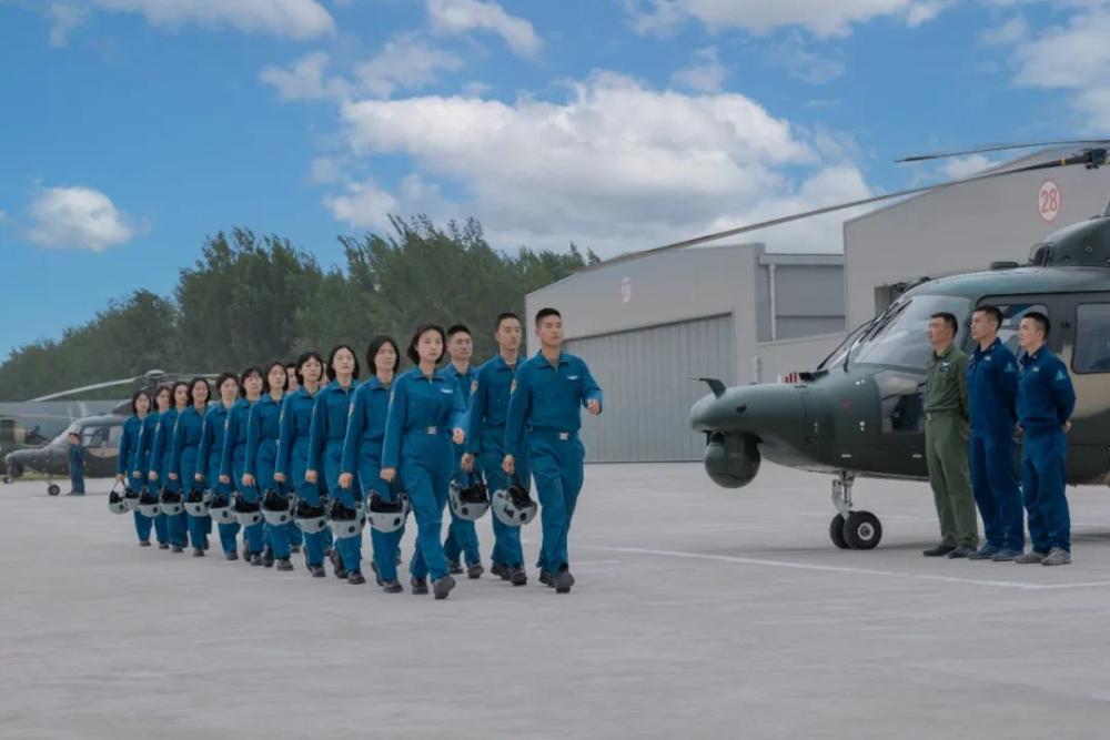 中国陆军首批女飞行学员毕业,突破蓝天壁垒,展翅翱翔梦想,中国陆军首批女飞行学员毕业,突破蓝天壁垒,翱翔梦想启航