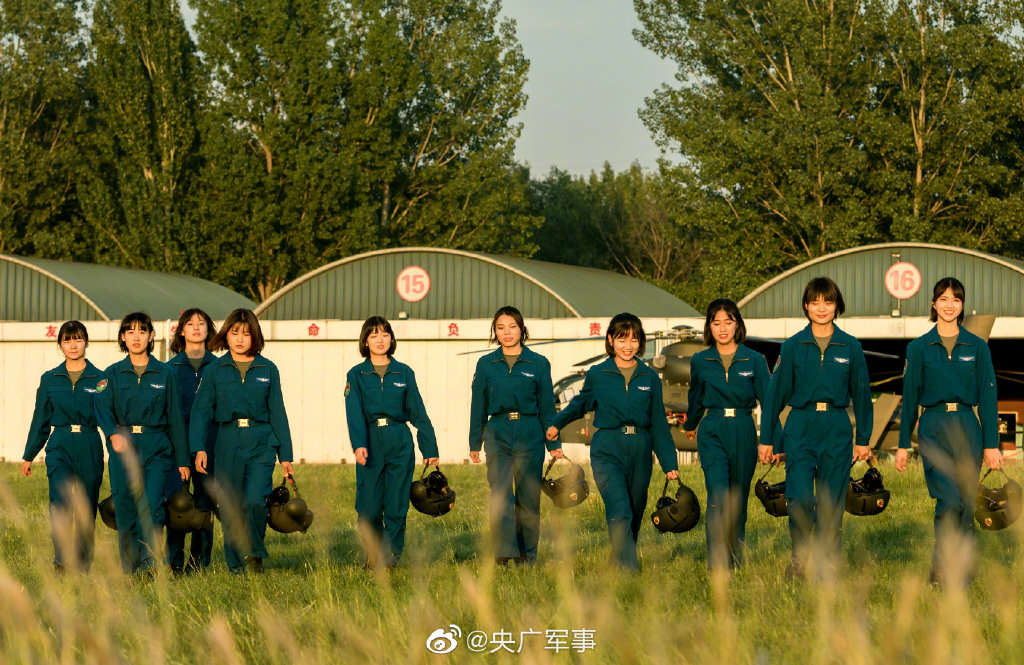中国陆军首批女飞行学员毕业,突破蓝天壁垒,展翅翱翔梦想,中国陆军首批女飞行学员毕业,突破蓝天壁垒,翱翔梦想启航