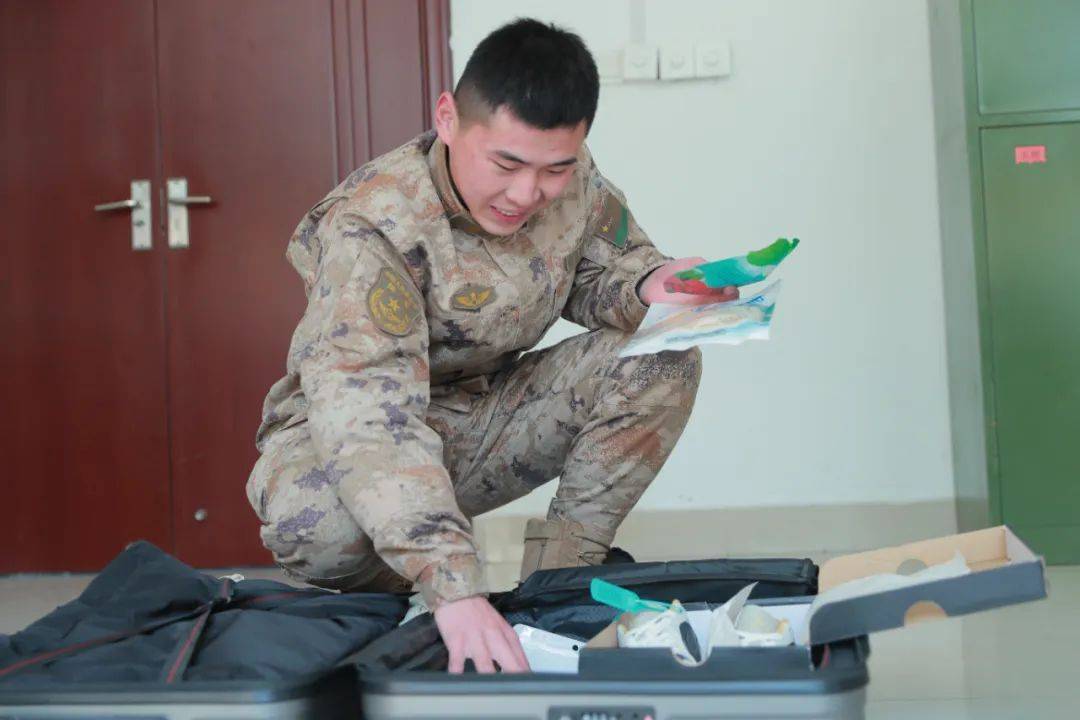 集团军成员是否可以携带行李箱，解析与探讨，集团军成员携带行李箱的解析与探讨
