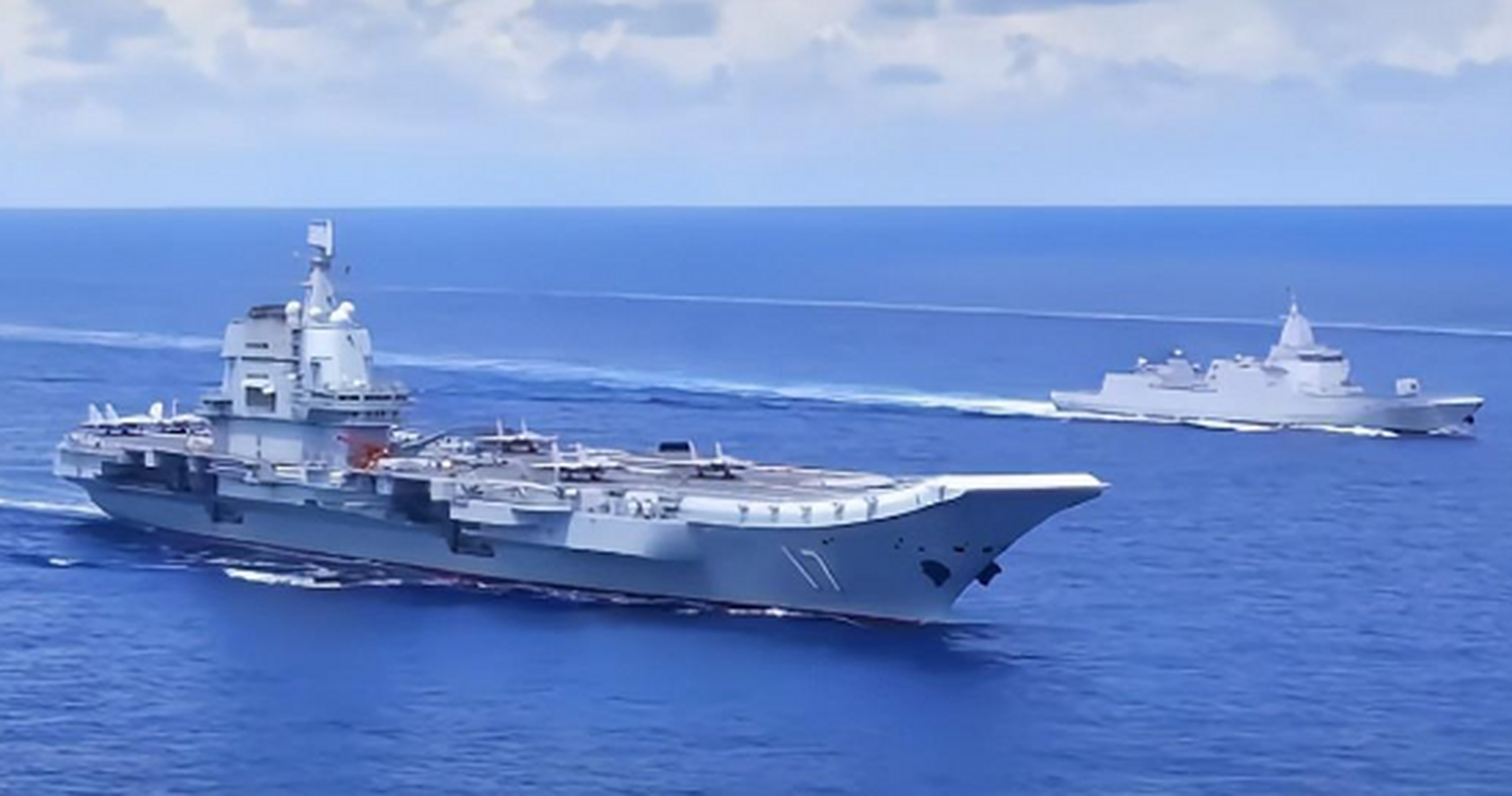 南海山东舰与新型导弹驱逐舰055，中国海军力量的双璧人，中国海军双璧人，南海山东舰与新型导弹驱逐舰055联手展示强大力量
