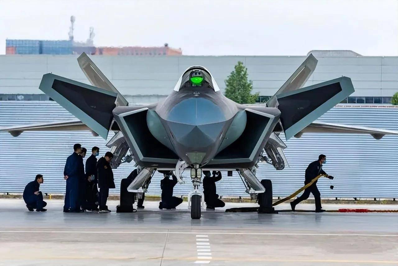 歼-20B首飞，中国空军新一代隐形战斗力的腾飞，歼-20B首飞成功，中国空军新一代隐形战斗力展翅腾飞