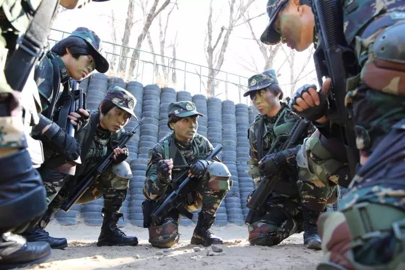 中国女特种兵霸气场面，英勇无畏，震撼人心，中国女特种兵英勇无畏的震撼场面，荣耀与力量的展现