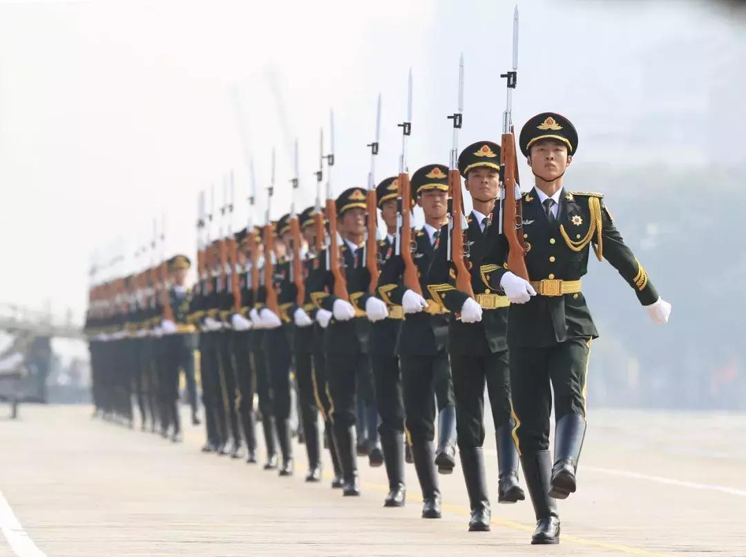 标兵就位，一声号令，万众一心，标兵就位，万众一心集结号令启航