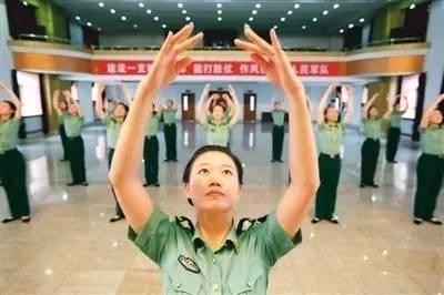 走进阅兵村，三军仪仗队的荣耀与使命，阅兵村内的荣耀与使命，三军仪仗队的辉煌瞬间