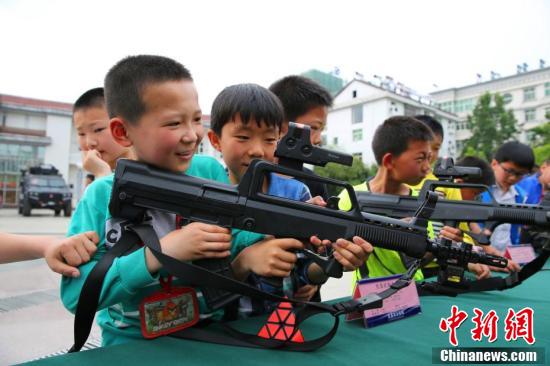 关于小学生折防身武器枪的思考与探讨，小学生折防身武器枪的思考与探讨，背后的教育启示与挑战