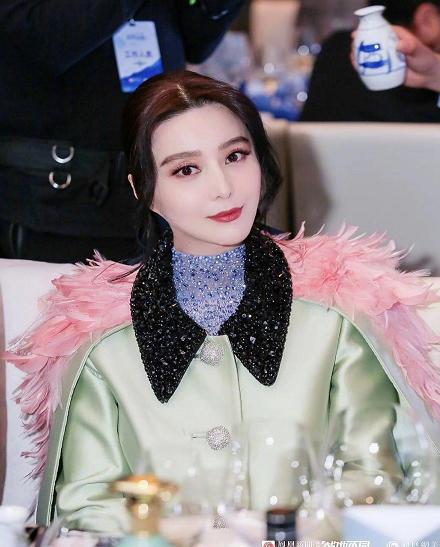 凤凰网新闻屏幕下的黑色艺术，凤凰网新闻屏幕下的黑色艺术探索