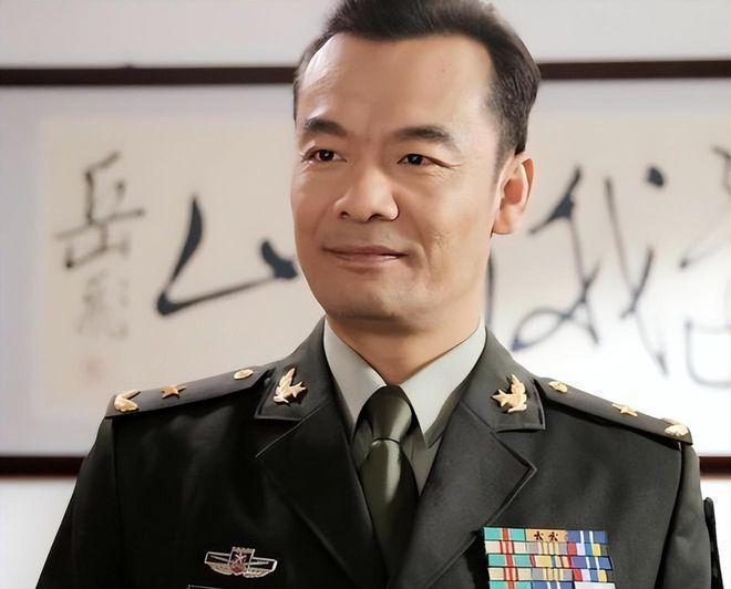 集团军军长和省军区司令员谁的官大，职位层级与职责解析，集团军军长与省军区司令员职位层级与职责解析，谁官职更大？