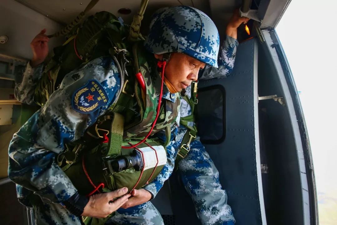 空降兵第15军43师，英勇无畏，锐不可当，空降兵第15军43师，英勇无畏，锐不可挡的战场先锋