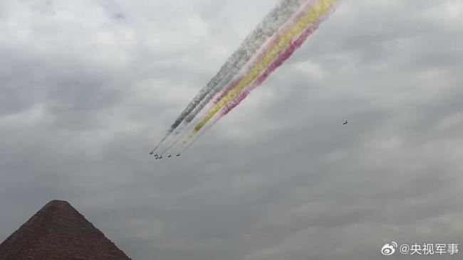 运-20与歼-10飞越金字塔，空中巨匠的壮丽表演，空中巨匠壮丽表演，运-20与歼-10飞越金字塔瞬间回顾