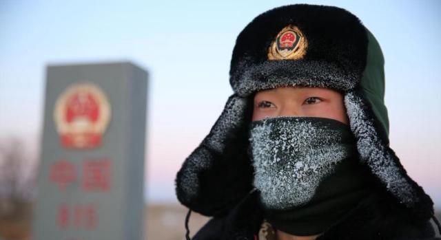 中国女兵站岗图片，坚韧与荣耀的象征，中国女兵站岗瞬间，坚韧之美的荣耀象征图片集