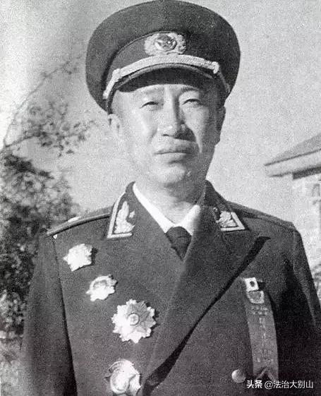 开国第一位上将，英勇无畏，功勋卓著，开国首位上将，英勇无畏的功勋卓越者