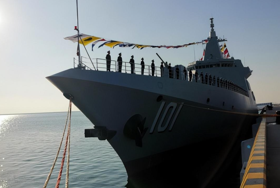 中国海军集齐八艘055型万吨大驱舰，迈向蓝水海军的坚实步伐，中国海军集齐八艘055型万吨大驱舰，蓝水海军建设迈出坚实步伐