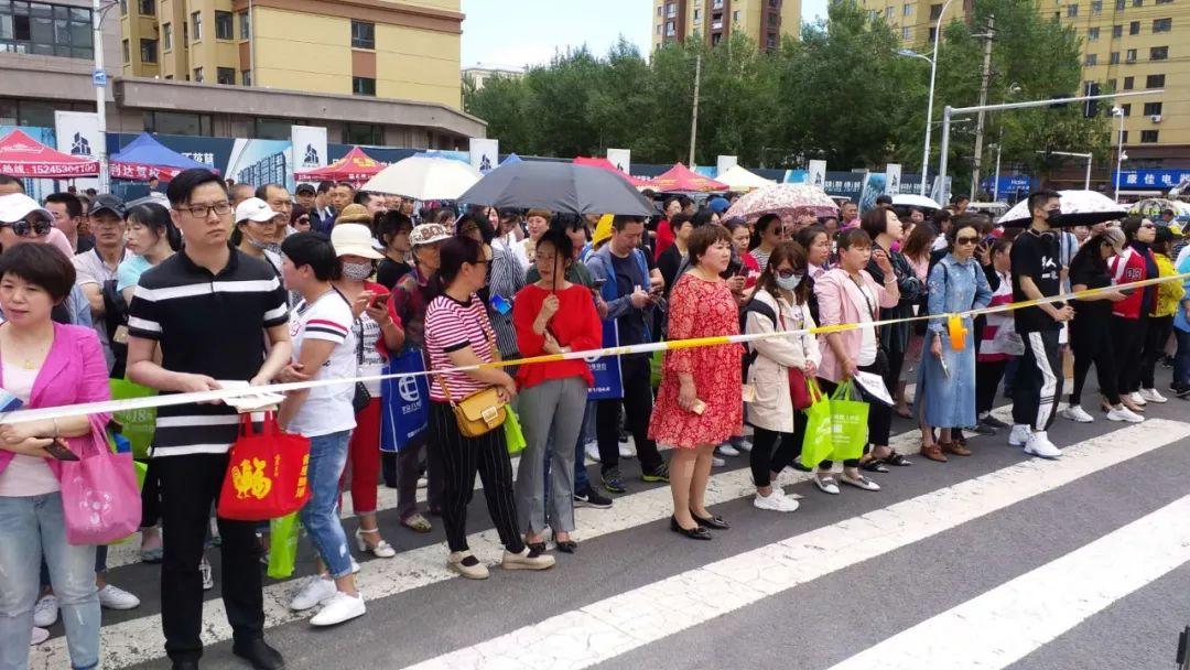 今天宜加油，奋斗的力量与不断前行的勇气，今日宜加油，奋斗的力量与勇往无前的决心