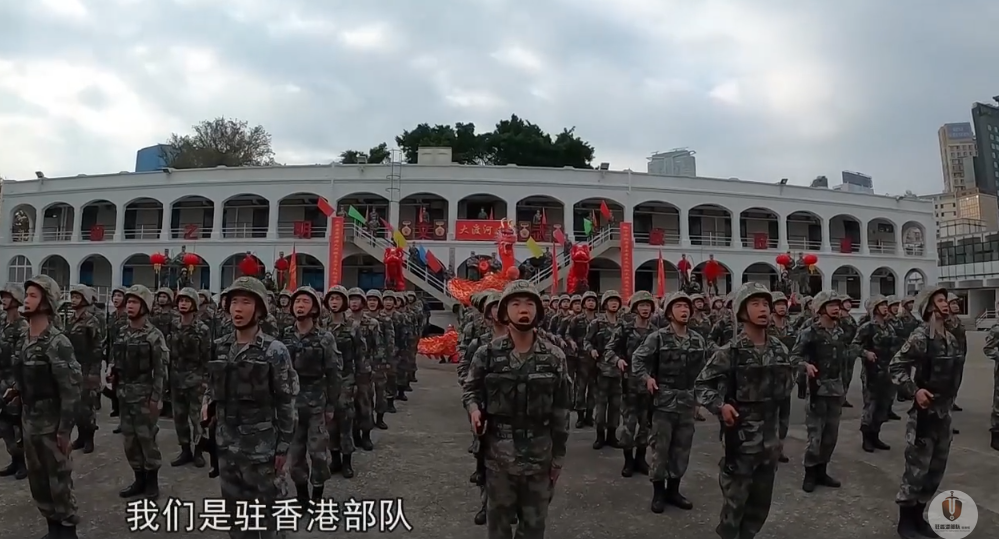 驻港部队走上街头，展现军民融合深度发展的正能量，驻港部队街头展示，军民融合深度发展的正能量