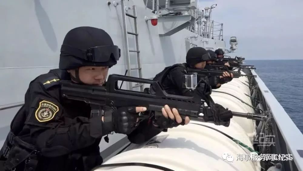 中国海军打击海盗，英勇无畏，守护海洋和平的画面，中国海军英勇打击海盗，坚决捍卫海洋和平的荣耀瞬间