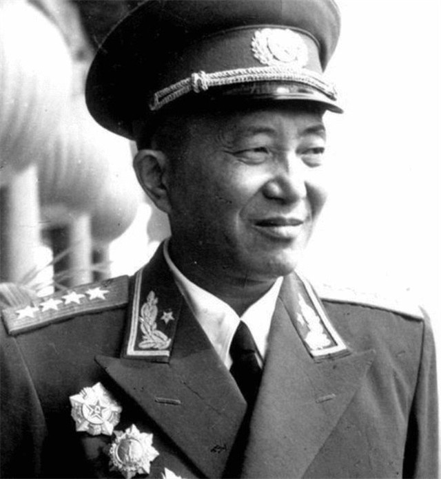 总司令与上将，军事体系中的层级与权力比较，军事体系中的层级与权力对比，总司令与上将的对比观察