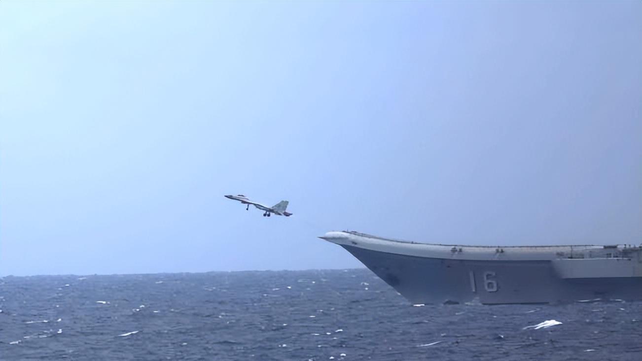 歼-15舰载机起降，探索中国航母舰载战斗群的空中力量核心，中国航母舰载战斗群空中力量核心，歼-15舰载机起降探索