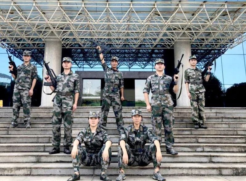 戴眼镜可以报考军校吗？解读视力要求与军校报考政策，解读军校报考视力要求，戴眼镜能否报考军校？
