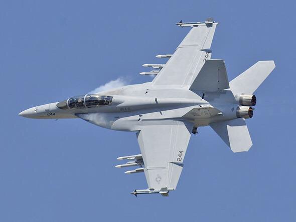 歼-15与F-18尺寸对比，探索两种战斗机的差异与共性，歼-15与F-18尺寸对比，探索战机差异与共性
